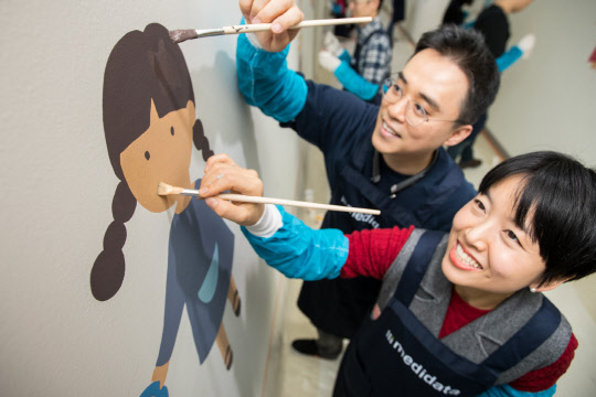 임상연구를 위한 클라우드 기반 솔루션 기업 메디데이터 임직원들이 지난 6일 서울 마포구 푸르메재단 넥슨어린이재활병원을 방문해 '희망 벽화'를 그리고 있다.